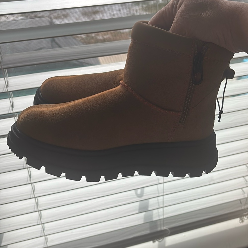 Kookaburra by Uggs size 5 in women